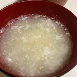 卵の白身の白い中華スープ